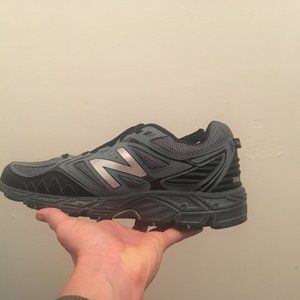 Size 9.5 Womens NEW BALANCE 510 v3